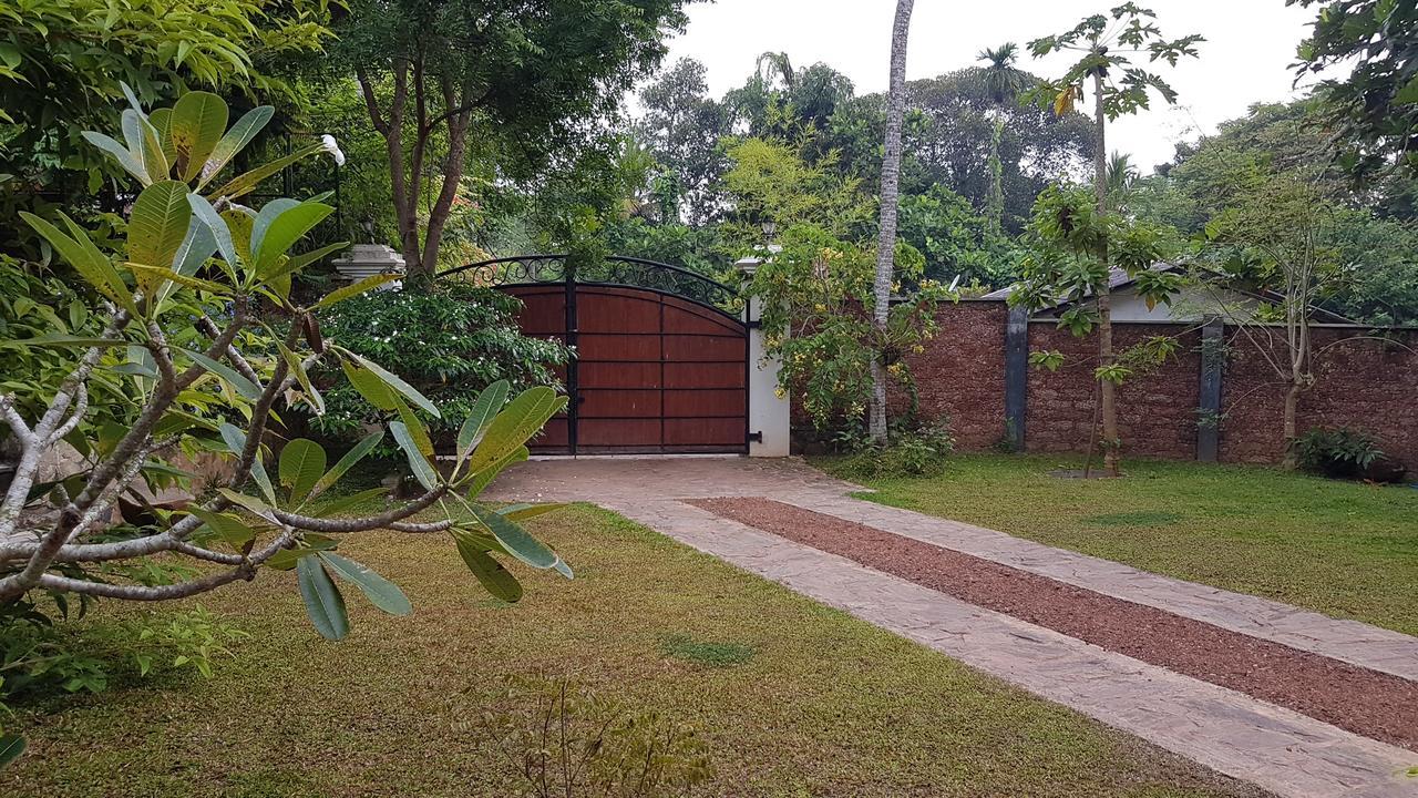 Siriniwasa Luxury Villa With Private Pool Индурува Екстериор снимка