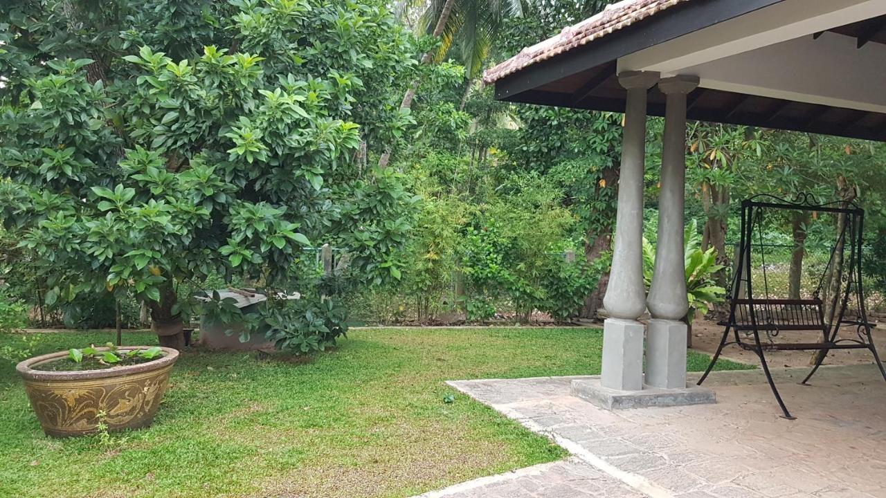 Siriniwasa Luxury Villa With Private Pool Индурува Екстериор снимка