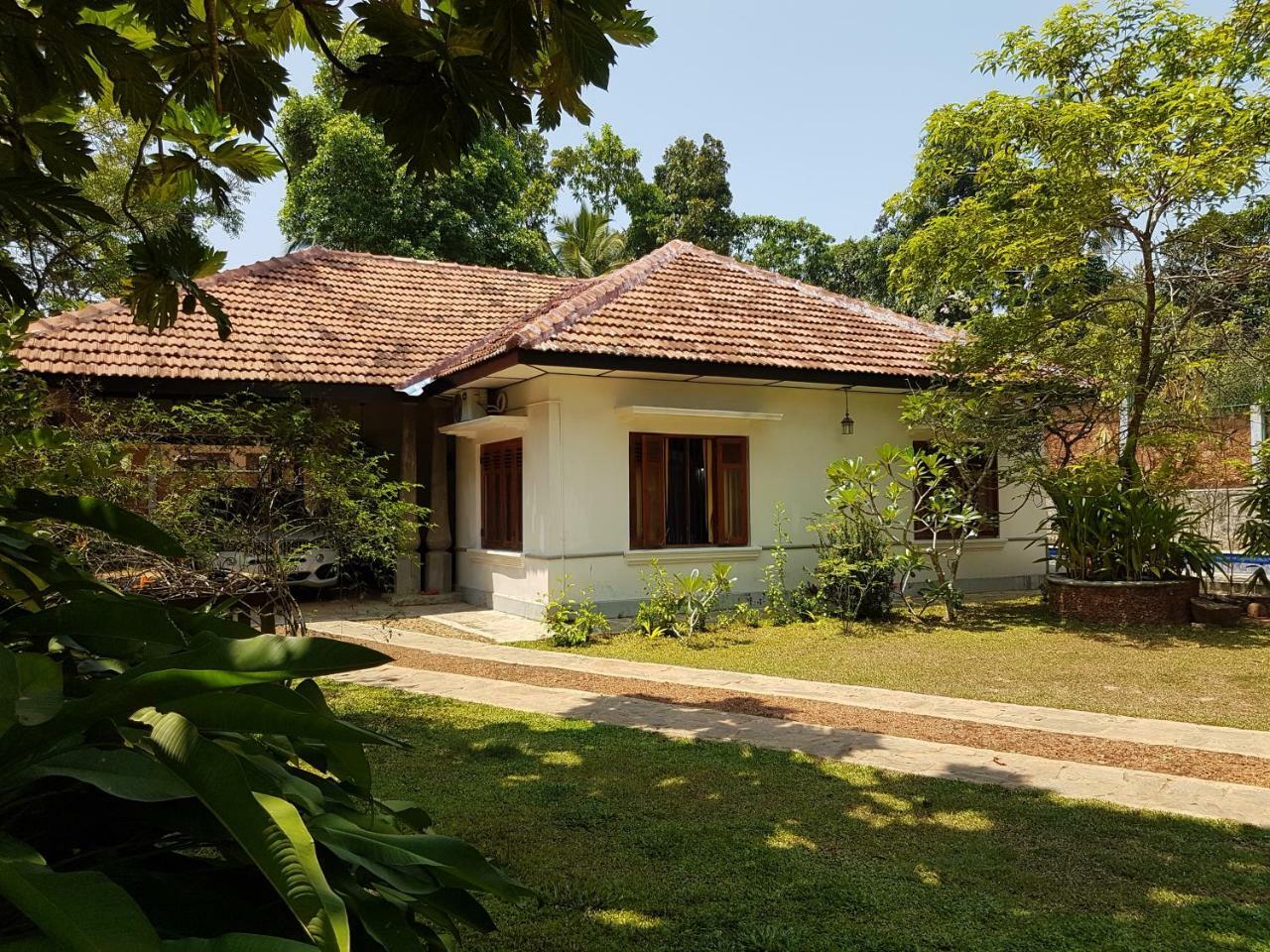 Siriniwasa Luxury Villa With Private Pool Индурува Екстериор снимка